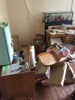 Déchets, cartons, petites armoires par terre