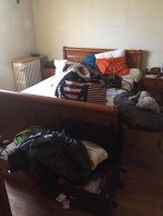 débarras de lit et vêtements