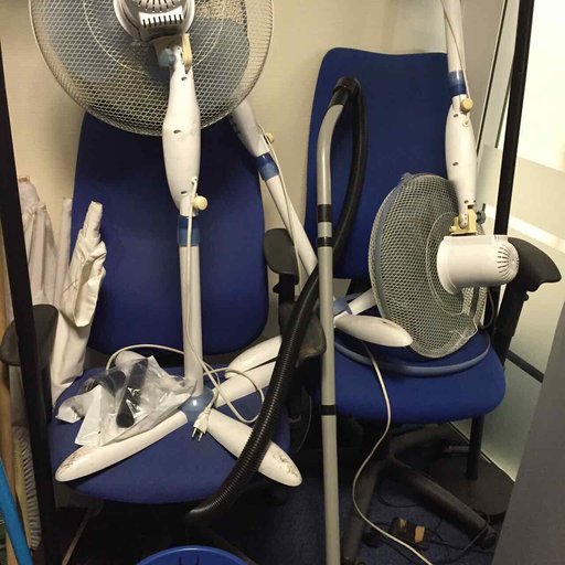 débarras des chaises et de ventilateurs