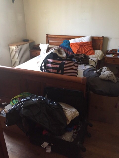 débarras de lit et vêtements